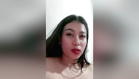 Indian amateur shows her beautiful body in the solo vid