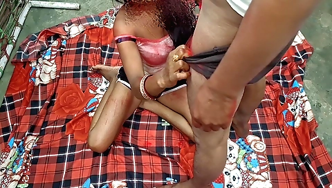 Indian amateur video shows a sexy brunette having sex