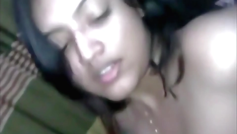 Indian amateur babe shows off her sexy body in a hot video
