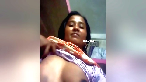 Indian amateur brunette girl masturbating on webcam
