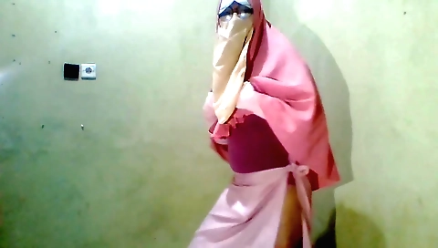 Blonde indian solo video showing her sexy form on a towel