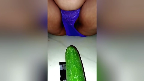 Indian amateur shows us her naked pussy and masturbates