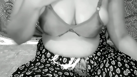 Indian babe with round ass making love in homemade cam