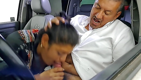 Hot girl in kinky indian style gets face in car video