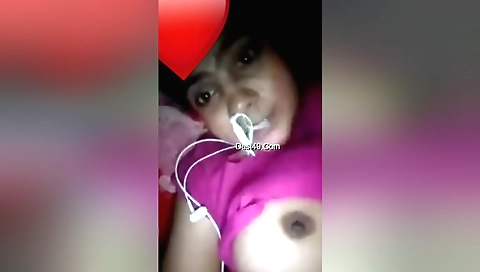 Indian babe with a hot body and big boobs in solo webcam