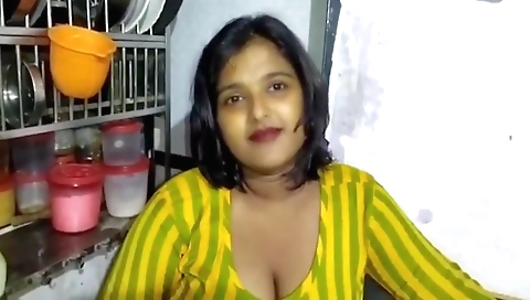 Bhabi bhaanje gets off hard on his dick in a homemade video