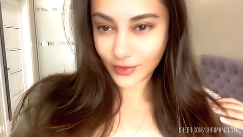Indian chick shows off her natural body in solo video