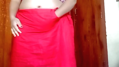 Indian babe plays with her large ass in the web camera
