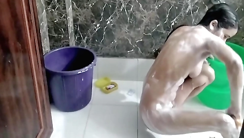Sexy indian amateur video shows her sexy naked in the bathroom