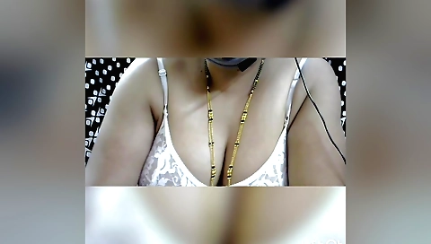 Sexy brunette in desi clothes shows off big tits in solo clip