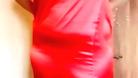 Indian girl masturbates on the webcam in hot solo clips