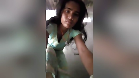 Indian chick shows her sexy body on a webcam video