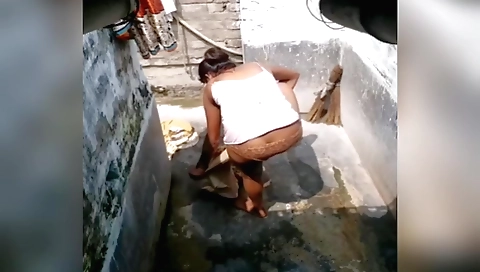 Indian girl is doing a nice solo video on her cunt