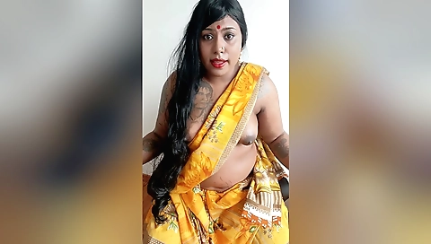 Indian babe wears a tattooed pussy in her webcams solo clip