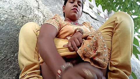 Bhabhi ko nahi mila land to bhabhi ne finger se nikala pani