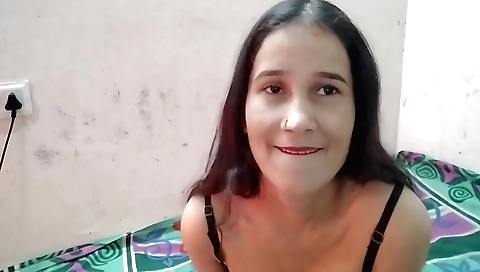 Amateur solo female video with a nice dress (step sister)