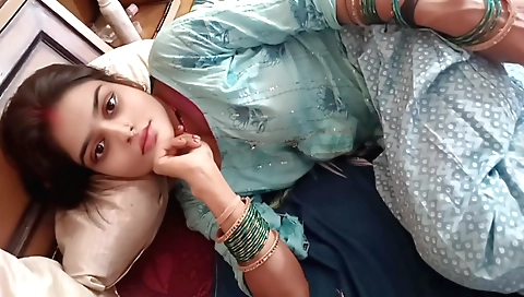 Indian girl is wearing a dress and a sexy blouse in solo video