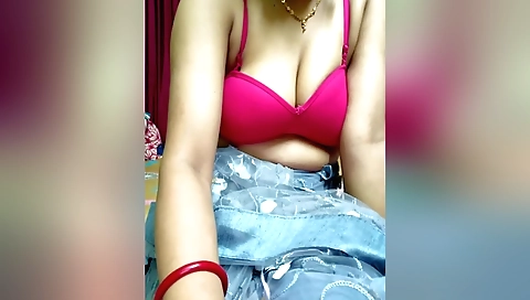Indian chick with round tits and big ass shows her body