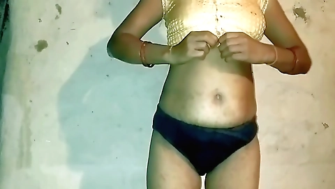 Indian solo female video with a nice sexy face and tits