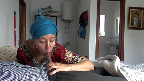 Sexy Indian slut in Istanbul is fingering in the bath