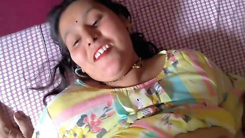 Indian amateur brunette with a nice body shows her best part