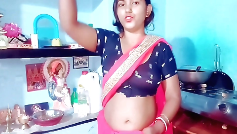 Indian solo video showing a hot slut with her pussy fucked