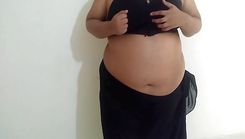 Indian babe with big tits fucks herself on webcams