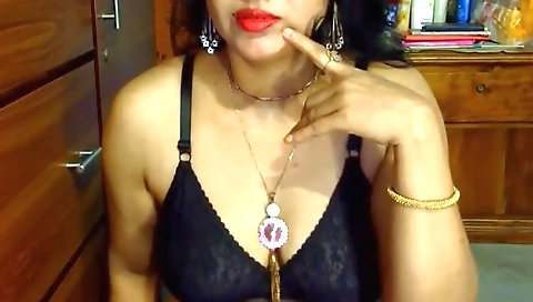 Indian brunette hooties naked and sucks hairy pussy