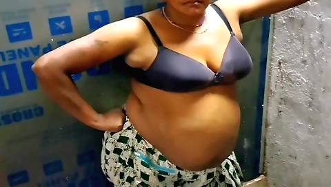 Indian chick gets fucked in the jungle in amateur porn