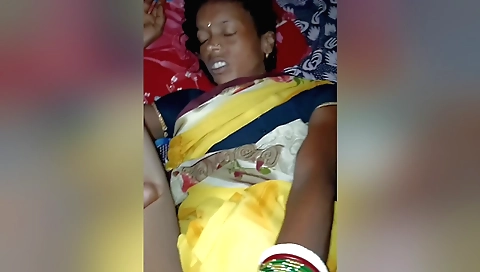 Indian babe shows off her hairy cunt while fucking