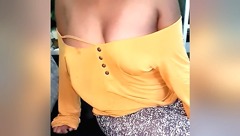 Indian amateur teen with tits shakes her ass while getting naked