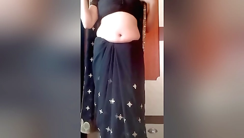 Indian chick gets naked in her amateur webcam video