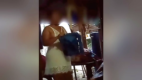 Blonde in public delivery gives her big ass to her老公