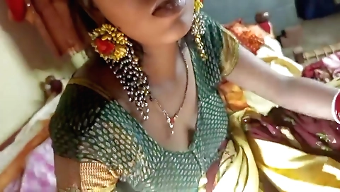 Indian brunette and her boyfriend make it in the bedroom