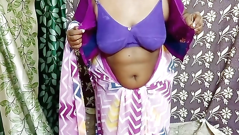 Indian busty amateur shows her sexy body in a call