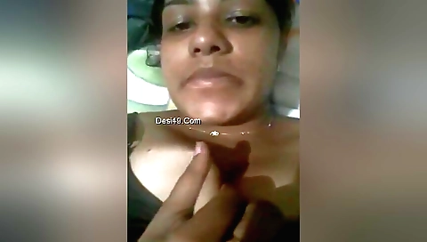 Mallu aunty fingers her pussy to show off her busty body