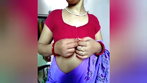 Indian brunette bhabhi cought alone on her home terrace